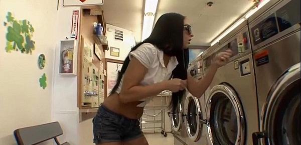  Amateur babe banged in the laundromat